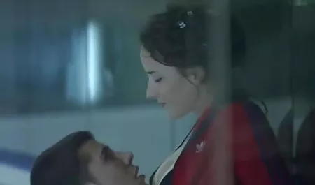 瘦的性感年轻金发女郎在她的脚上得到暨
