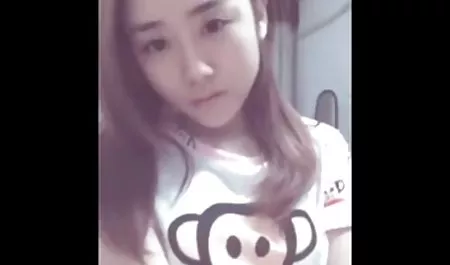 严格的捷克熟女骑着年轻的家伙