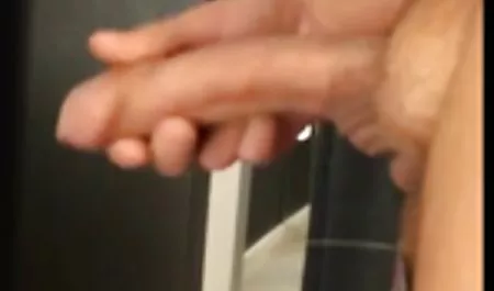 青少年在她长毛的猫得到暨