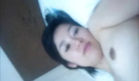 无辜的金发少女在她的眼镜上采取射液