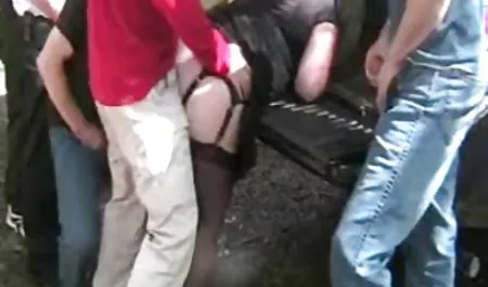 红色女用贴身内衣裤的热的金发碧眼的女人Masturbates