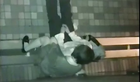 美丽的黑发女佣舔和摩擦她的摩洛伊斯兰解放阵线老板