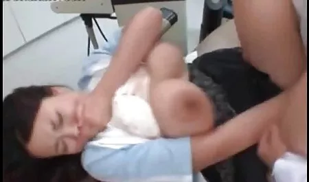 热的业余女孩有自制狂欢